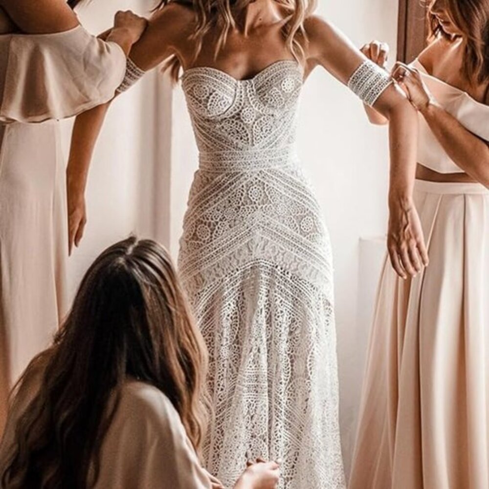 Elegant Ivory Lace Mermaid Gown - NWT - Size 8 - Corset Back